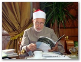 شيخ الأزهر يتصفح أحد أبحاث طابة