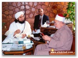 الحبيب علي يعرض بعضا من محاضراته مستنصحا الشيخ وطالبا الدعاء