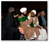 الحبيب علي الجفري مع الشيخ بابكر أحمد إمام المدرسة الإسلامية بلندن وإدريس خميسا مستشار تعليمي بجنوب أفريقيا