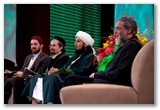 الحبيب علي الجفري يتوسط الشيخ حمزة يوسف ود. يوسف إسلام