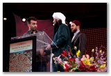 الحبيب يلقن أحد المهتدين شهادة لا إله إلا الله محمد رسول الله