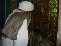 أثر قدم سيدنا محمد صلى الله عليه وآله وصحبه وسلم على الصخرة المشرفة